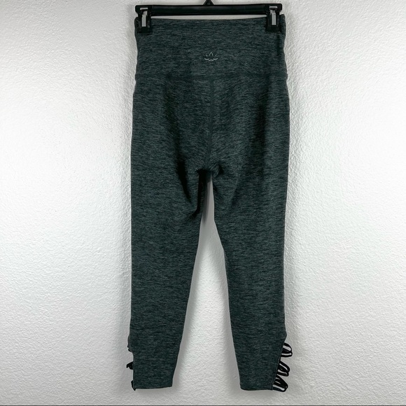 BEYOND YOGA High Rise Space Dye Capri Leggings, Elastic Cuff Detail, Green, S - Picture 5 of 7